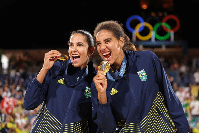 Mais um OURO: Ana Patrícia e Duda conquistam primeiro lugar no vôlei de praia contra as canadenses