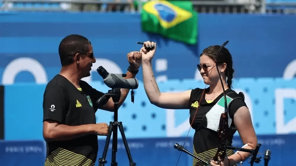 Em vitória emocionante, brasileira faz história no tiro com arco feminino