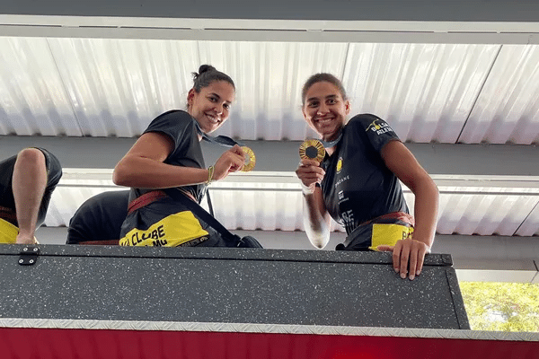 Duda e Ana Patrícia, campeãs em Paris, chegam sob grande festa em Minas Gerais; VEJA VÍDEO