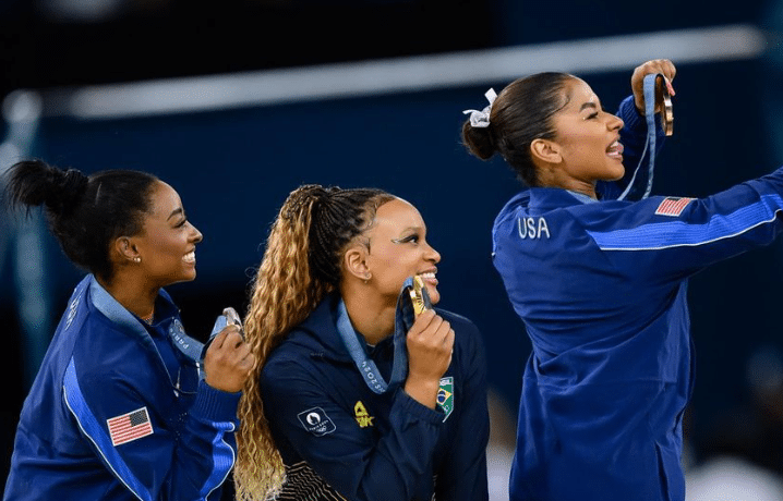 Simone Biles, Rebeca Andrade e  Jordan Chiles, respectivamente. - Foto: Divulgação / Instagram