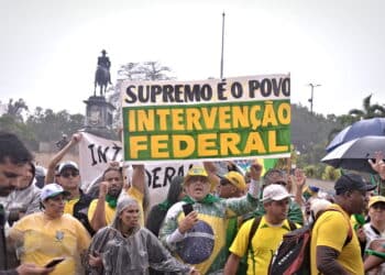 Rio de Janeiro (RJ), 02/04/2024 - MODERATOR POWER/STF/CONSTITUTION: The majority of ministers of the Federal Supreme Court (STF) understand that article 142 of the Constitution does not allow any interpretation that admits the use of the Armed Forces to defend one power against another. Images of a demonstration calling for Federal intervention in Rio de Janeiro on 11/02/2022. (Foto: Saulo Angelo/Thenews2/Deposit Photos)