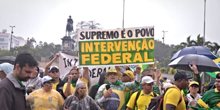 Rio de Janeiro (RJ), 02/04/2024 - MODERATOR POWER/STF/CONSTITUTION: The majority of ministers of the Federal Supreme Court (STF) understand that article 142 of the Constitution does not allow any interpretation that admits the use of the Armed Forces to defend one power against another. Images of a demonstration calling for Federal intervention in Rio de Janeiro on 11/02/2022. (Foto: Saulo Angelo/Thenews2/Deposit Photos)