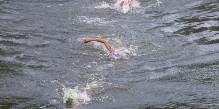 Triatlo feminino no rio Sena. Foto: EFE/Miguel Gutiérrez.