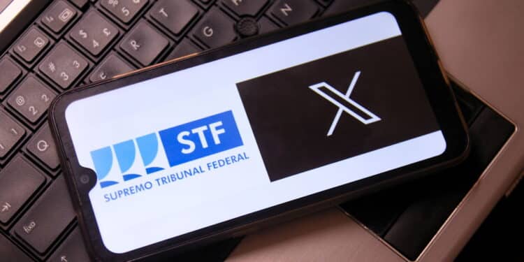 Rio de Janeiro (RJ), 04/08/2024 - STF/ELON MUSK/X/CRISE: The STF minister, Alexandre de Moraes, determined this Sunday, April 7, 2024, the inclusion of the owner of X (former Twitter ), Elon Musk, as investigated in the digital militias inquiry, which investigates groups that would be acting against democracy. Illustrative images of the STF logo and X, on the cell phone screen. (Foto: Saulo Angelo/Thenews2/Deposit Photos)