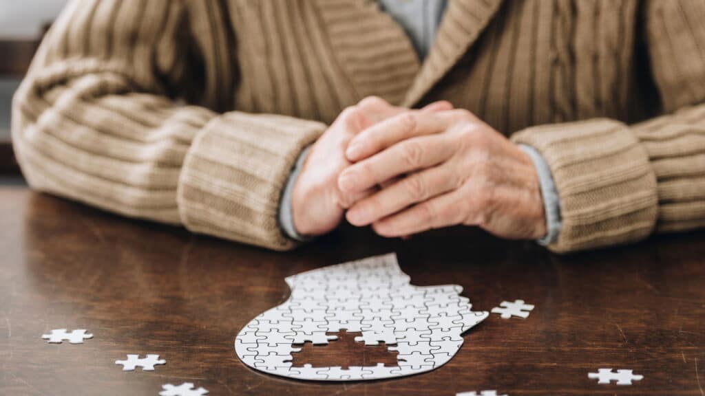 Você costuma cutucar o nariz? Entenda como o hábito pode aumentar as chances desta doença grave