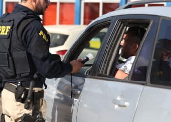 simoes filho, bahia / brazil - november 11, 2018:Federal Highway Police Officer seen during blitz in vehicles traveling along Federal Highway BR 324 in Simoes Filho.
 *** Local Caption *** .