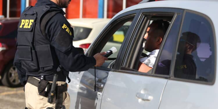 simoes filho, bahia / brazil - november 11, 2018:Federal Highway Police Officer seen during blitz in vehicles traveling along Federal Highway BR 324 in Simoes Filho.
 *** Local Caption *** .