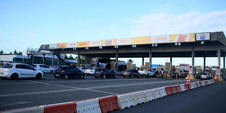 camacari, bahia, brazil - february 26, 2022: toll plaza on highway BA 099 - Estrada do Coco - in the Abrantes region.