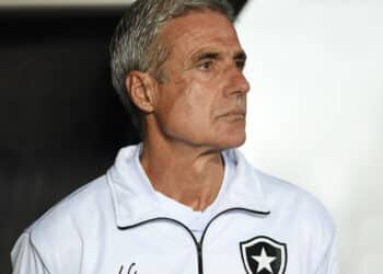 O técnico já participou no Brasil pelo Botafogo. - Créditos: depositphotos.com / A.Paes