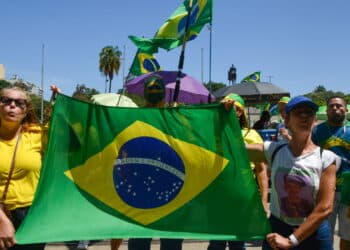 (INT) Bolsonaristas protest in front of the Eastern Military Command, in Rio de Janeiro. November 20, 2022, Rio de Janeiro, Brazil: Protesters supporting Brazilian President Jair Bolsonaro enter the 21st day of protest in front of the Eastern Military Command, known as Duque de Caxias Palace, in downtown Rio de Janeiro, on Sunday (20). The group calls for federal intervention and the annulment of the elections on charges of fraud during the electoral process. Credit: Fausto Maia/Thenews2 (Foto: Fausto Maia/TheNews2/Deposit Photos)