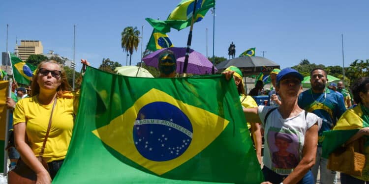 (INT) Bolsonaristas protest in front of the Eastern Military Command, in Rio de Janeiro. November 20, 2022, Rio de Janeiro, Brazil: Protesters supporting Brazilian President Jair Bolsonaro enter the 21st day of protest in front of the Eastern Military Command, known as Duque de Caxias Palace, in downtown Rio de Janeiro, on Sunday (20). The group calls for federal intervention and the annulment of the elections on charges of fraud during the electoral process. Credit: Fausto Maia/Thenews2 (Foto: Fausto Maia/TheNews2/Deposit Photos)