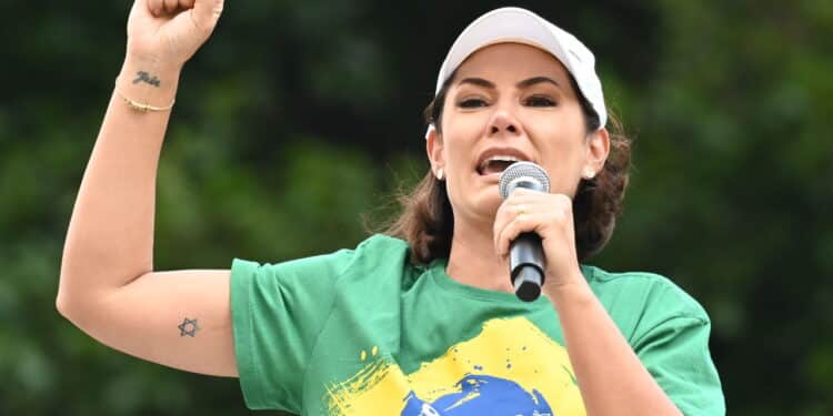 Sao Paulo SP, 02/25/2024 - DEMONSTRATION/BOLSONARO/SP - Former first lady Michelle Bolsonaro, during a demonstration on Avenida Paulista, in the city of Sao Paulo, this Sunday (25). (Foto: Andre Ribeiro/Thenews2/Deposit Photos)