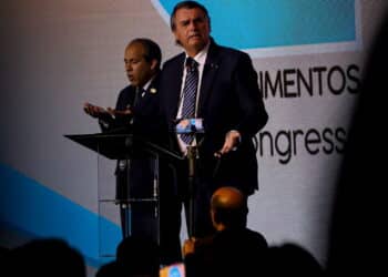 (INT) APAS Show 2022 - May 16, 2022, Sao Paulo, Brazil:– The President of the Republic, Jair Bolsonaro (PL), and the Minister of Economy, Paulo Guedes, during the opening of the Food and Beverage Fair of the Americas promoted by APAS (Sao Paulo Association of Supermarkets), at Expo Center Norte, in the north of Sao Paulo, this Monday (16). Credit: Leco Viana/Thenews2 (Foto: Leco Viana/TheNews2/Deposit Photos)