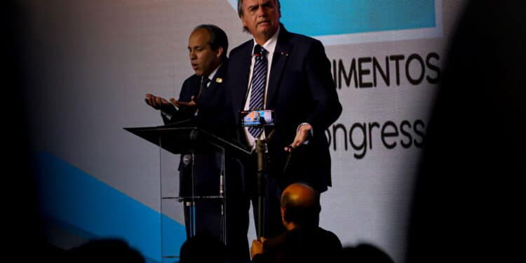 (INT) APAS Show 2022 - May 16, 2022, Sao Paulo, Brazil:– The President of the Republic, Jair Bolsonaro (PL), and the Minister of Economy, Paulo Guedes, during the opening of the Food and Beverage Fair of the Americas promoted by APAS (Sao Paulo Association of Supermarkets), at Expo Center Norte, in the north of Sao Paulo, this Monday (16). Credit: Leco Viana/Thenews2 (Foto: Leco Viana/TheNews2/Deposit Photos)