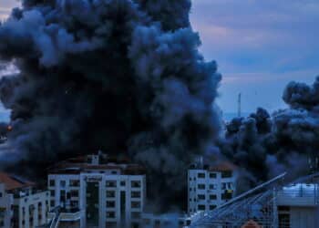 (INT) Smoke and flames billow after Israeli forces hit a high-rise tower in Gaza City. October 9, 2023, Gaza, Palestine: Palestinian militants have started a "war" against Israel, infiltrating by air, sea and land from the blockaded Gaza Strip, Israeli officials said. A major escalation in the Israeli-Palestinian conflict. Credit: Hashem Zimmo/Thenews2 (Foto: Hashem Zimmo/Thenews2/Deposit Photos)