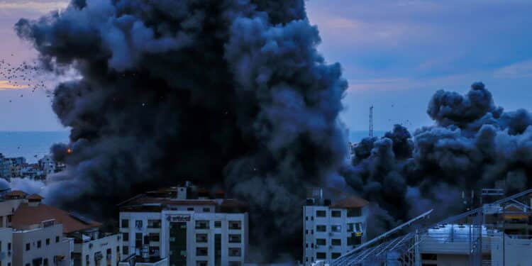 (INT) Smoke and flames billow after Israeli forces hit a high-rise tower in Gaza City. October 9, 2023, Gaza, Palestine: Palestinian militants have started a "war" against Israel, infiltrating by air, sea and land from the blockaded Gaza Strip, Israeli officials said. A major escalation in the Israeli-Palestinian conflict. Credit: Hashem Zimmo/Thenews2 (Foto: Hashem Zimmo/Thenews2/Deposit Photos)