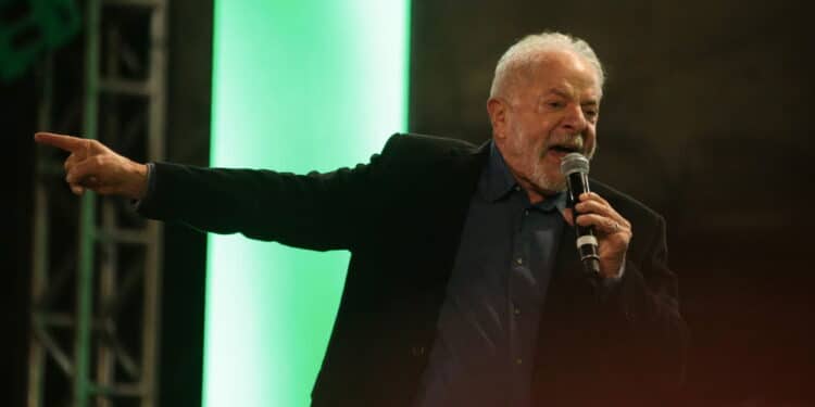 (INT) Brazil Elections: Former President Lula attends a rally in Porto Alegre. September 16, 2022, Porto Alegre, Rio Grande do Sul, Brazil: Brazilian presidential candidate Luiz Inacio da Silva (Workers' Party) participates in a campaign rally at Glenio Peres Square, in Porto Alegre, on Friday (16). Also in attendance were Edegar Pretto (Workers' Party), which is running for governor of Rio Grande do Sul, Pedro Ruas (Socialism and Liberty Party), candidate for vice governor, and Olivio Dutra (Workers' Party), candidate for the Senate. Credit: Matheus Pe/Thenews2 (Foto: Matheus Pe/TheNews2/Deposit Photos)