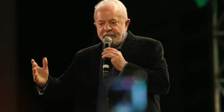 (INT) Brazil Elections: Former President Lula attends a rally in Porto Alegre. September 16, 2022, Porto Alegre, Rio Grande do Sul, Brazil: Brazilian presidential candidate Luiz Inacio da Silva (Workers' Party) participates in a campaign rally at Glenio Peres Square, in Porto Alegre, on Friday (16). Also in attendance were Edegar Pretto (Workers' Party), which is running for governor of Rio Grande do Sul, Pedro Ruas (Socialism and Liberty Party), candidate for vice governor, and Olivio Dutra (Workers' Party), candidate for the Senate. Credit: Matheus Pe/Thenews2 (Foto: Matheus Pe/TheNews2/Deposit Photos)