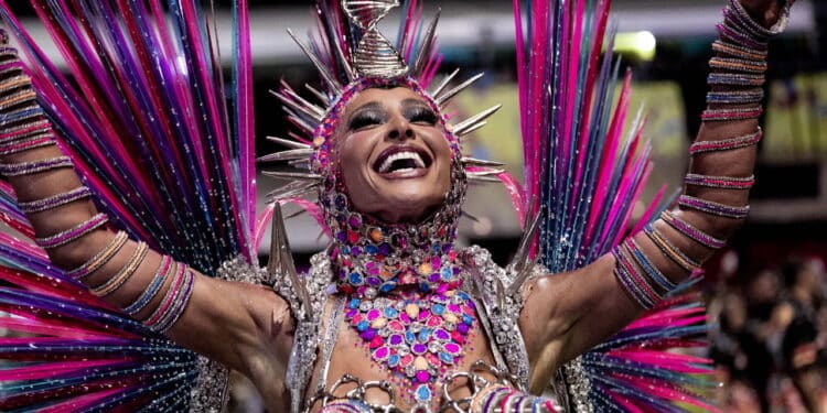 SAO PAULO (SP), 02/10/2024 - CARNIVAL-DESFILE-ANHEMBI-SP- Sabrina Sato during the Gavioes da Fiel school parade during the Sao Paulo samba schools parade, valid for the parades of the special group of the samba schools of Sao Paulo, held at the Anhembi Sambadrome, north of the city of Sao Paulo, this Saturday, February 10, 2024. (Foto: Pedro Paulo Diaz/Thenews2/Deposit Photos)