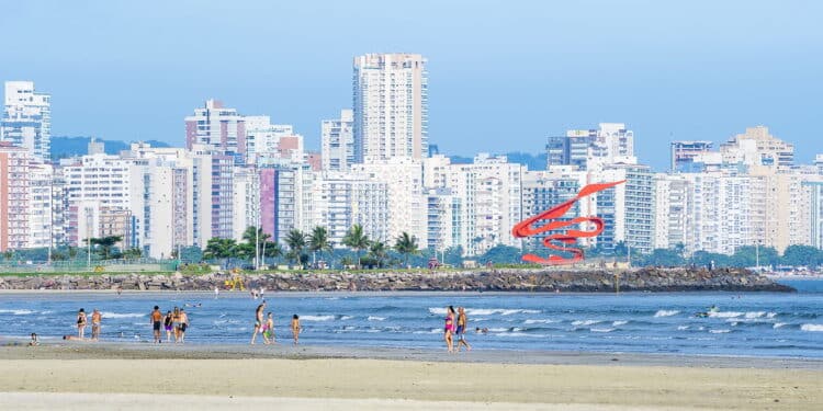 Praia em Santos - Créditos: depositphotos.com / vbacarin