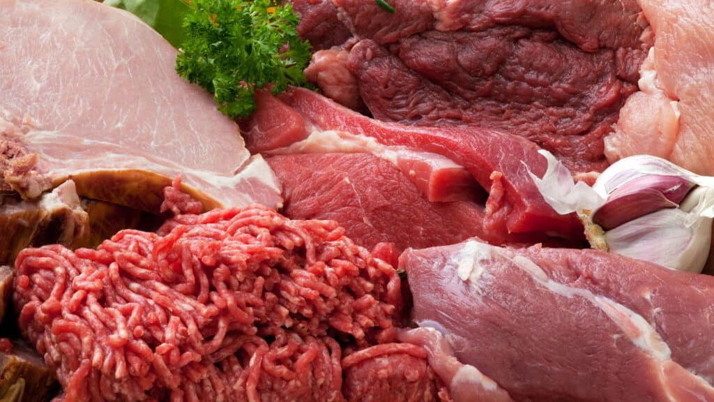 Alerta: venda de carnes contaminadas foi proibida pela Anvisa; veja os produtos