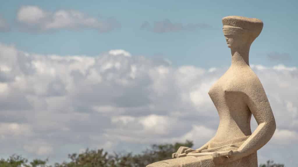 Dino ordena que livros jurídicos com "conteúdo homofóbico" sejam tirados de circulação