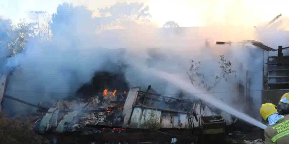 Criança autista salva família de incêndio que destruiu sua casa; entenda o caso