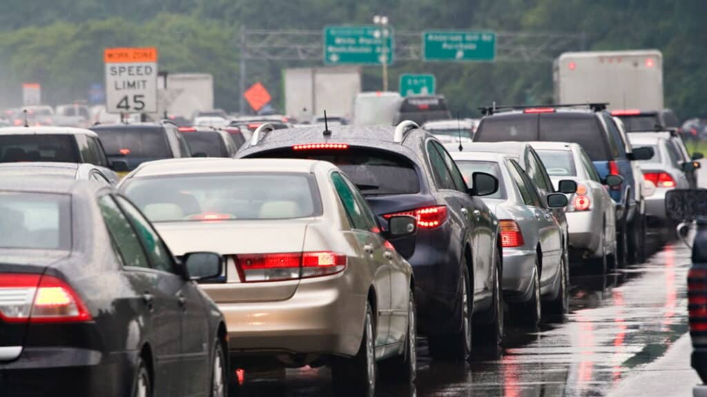 Lei do Farol: o erro que motoristas continuam cometendo nas rodovias e pode custar caro