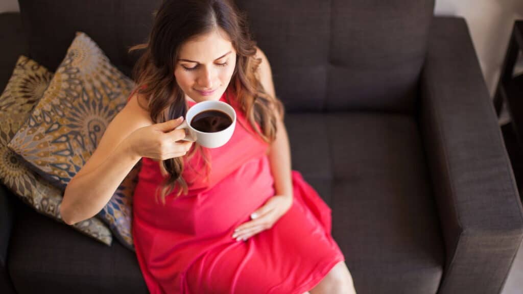 Café na gravidez: É seguro? Estudo revela os impactos do consumo