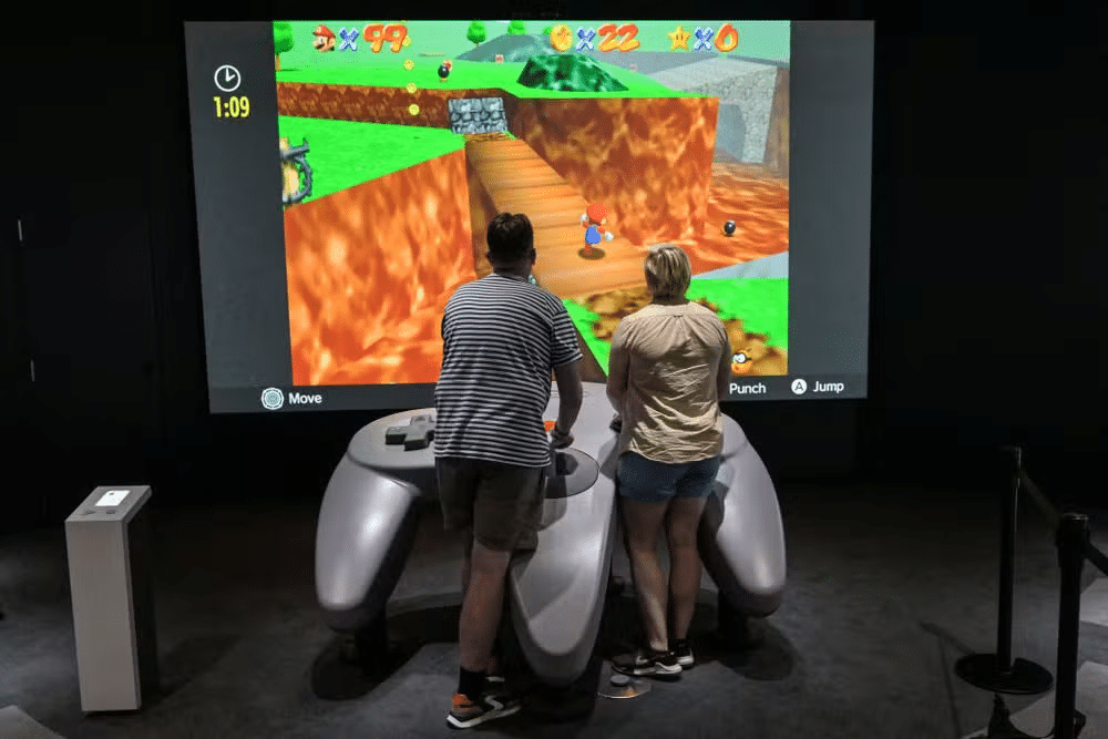 Os visitantes podem jogar clássicos como Mario 64. - Foto: Richard A. Brooks / AFP via Getty Images