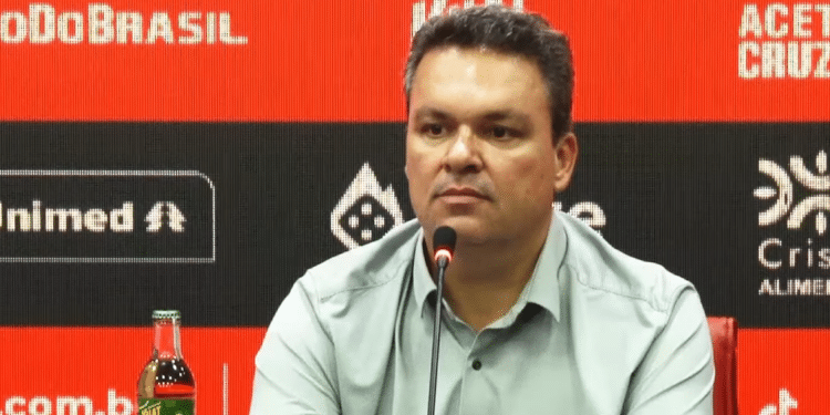 Presidente do Atético Goianiense em sua última coletiva. - Créditos: DragãoTV | Atlético Goianiense