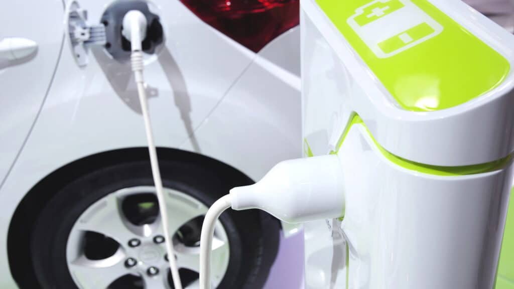 Carros elétricos crescem sem parar e regras mudam tudo no Brasil