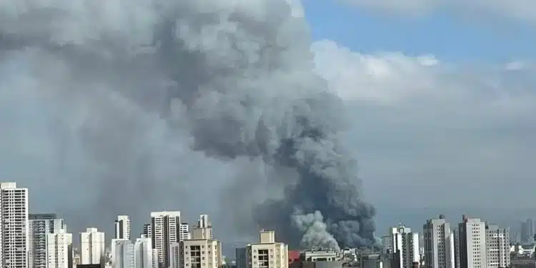 Mega-incêndio no Brás segue descontrolado e preocupa bombeiros