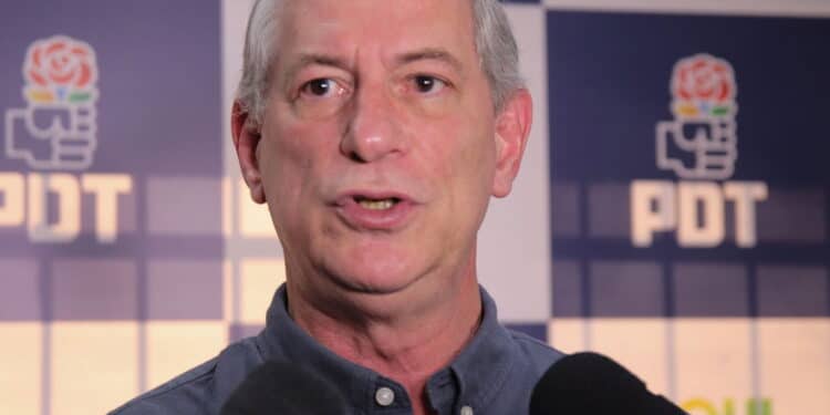 (INT) Ciro Gomes, candidate for president of Brazil, during a meeting in Sao Paulo. September 23, 2022, Sao Paulo, Brazil: Ciro Gomes, candidate of the Democratic Labor Party for the Presidency of Brazil, participates in a meeting with the National Transport Confederation, in its campaign committee in Sao Paulo, on Friday (23). Credit: Yuri Murakami/Thenews2 (Foto: Yuri Murakami/TheNews2/Deposit Photos)