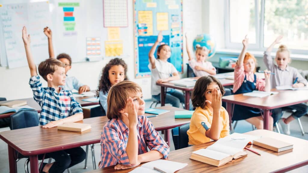 Sabia que o governo pode te pagar até R$ 9,2 mil só por frequentar a escola?