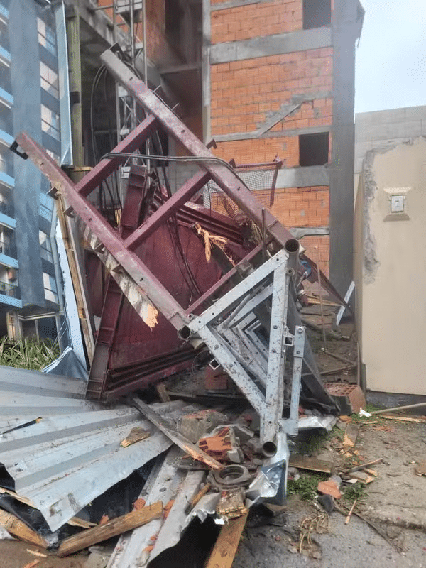 Tragédia em SC: elevador de obra despenca e deixa três trabalhadores mortos