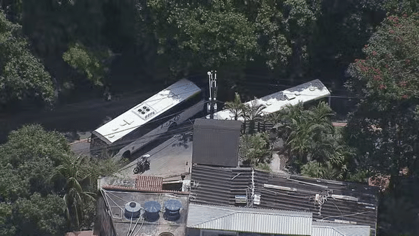 AGORA: bandidos sequestram 9 ônibus e criam barricadas em confronto com o Bope no RJ