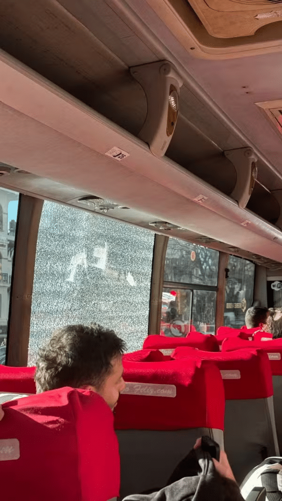 Violência: ônibus de torcedores do Botafogo é alvo de pedradas no Uruguai; VEJA VÍDEO