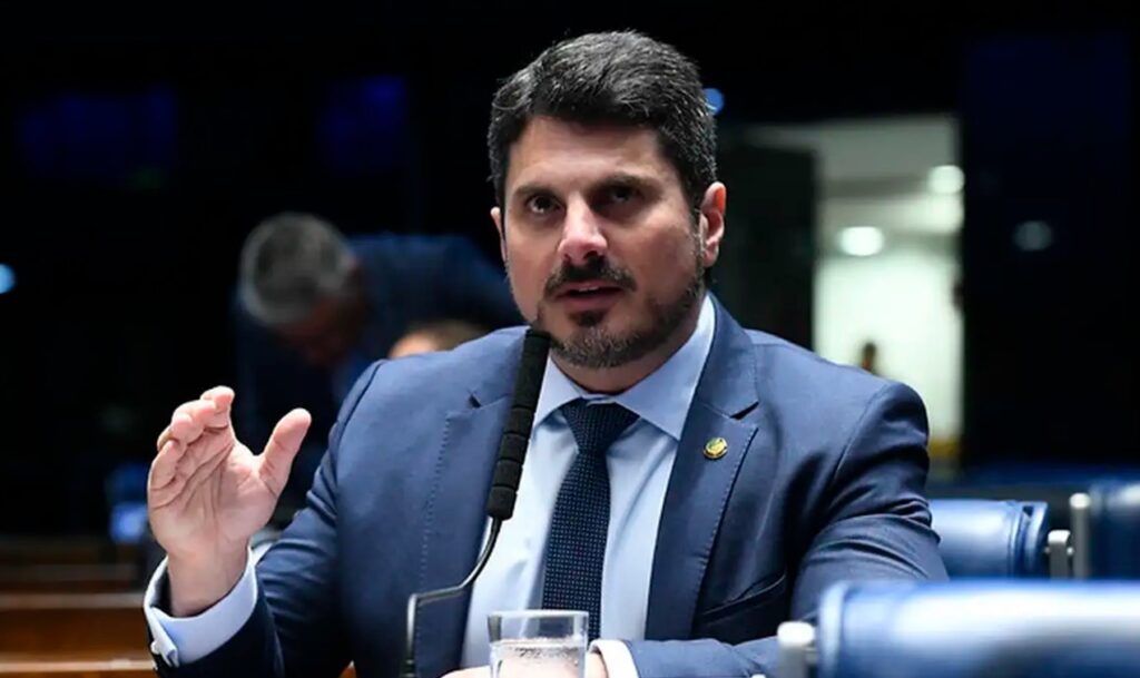 Marcos do Val ignora decisão de Moraes e vai aos EUA