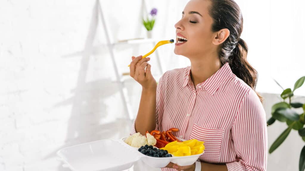 O segredo da longevidade é revelado: entenda a polêmica estratégia de comer apenas uma vez por dia