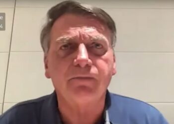 Bolsonaro apresenta defesa e pede julgamento em plenário