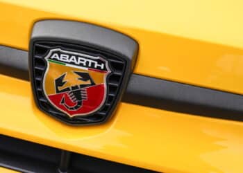 Imagem de logo da Abarth em carro -Créditos: depositphotos.com / OceanProd