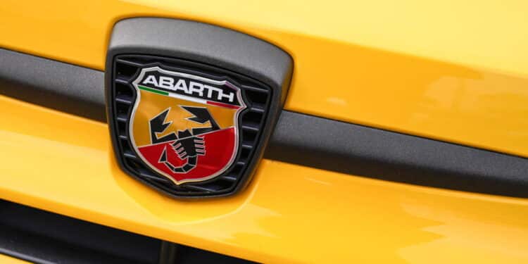 Imagem de logo da Abarth em carro -Créditos: depositphotos.com / OceanProd