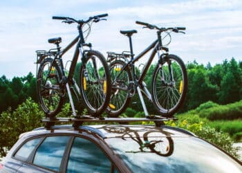 Bicicletas sendo transportadas em carro - Créditos: depositphotos.com / SeeVera