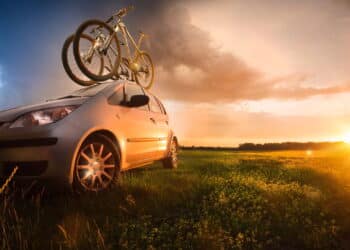 Bicicleta sendo transportada em carro - Créditos: depositphotos.com / Vitaliy_Melnik