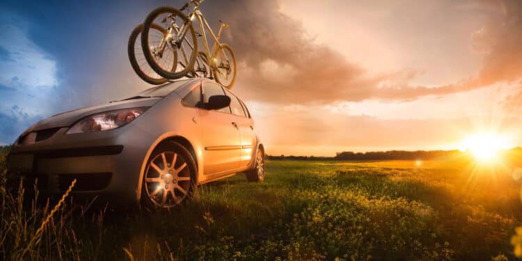 Bicicleta sendo transportada em carro - Créditos: depositphotos.com / Vitaliy_Melnik