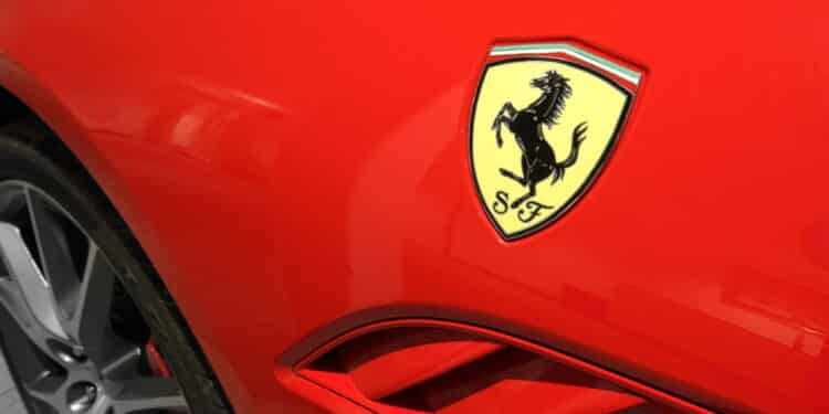 Close em logo da Ferrari em carro vermelho - Créditos: depositphotos.com / mikdam