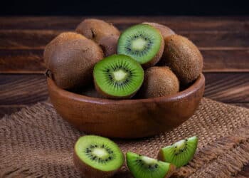 Pote com Kiwis - Créditos: depositphotos.com / Aeril