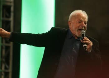 (INT) Brazil Elections: Former President Lula attends a rally in Porto Alegre. September 16, 2022, Porto Alegre, Rio Grande do Sul, Brazil: Brazilian presidential candidate Luiz Inacio da Silva (Workers' Party) participates in a campaign rally at Glenio Peres Square, in Porto Alegre, on Friday (16). Also in attendance were Edegar Pretto (Workers' Party), which is running for governor of Rio Grande do Sul, Pedro Ruas (Socialism and Liberty Party), candidate for vice governor, and Olivio Dutra (Workers' Party), candidate for the Senate. Credit: Matheus Pe/Thenews2 (Foto: Matheus Pe/TheNews2/Deposit Photos)