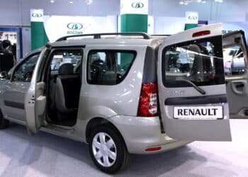 Renault Logan com todas as portas abertas para mostrar seu interior - Créditos: depositphotos.com / ddcoral